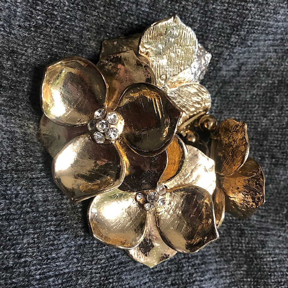 Flower statement bracelet with rhinestones